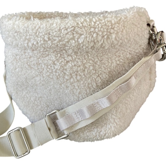 Lululemon New Year Crossbody Fleece Bucket Bag 2.5L White Opal - Picture 7 of 11